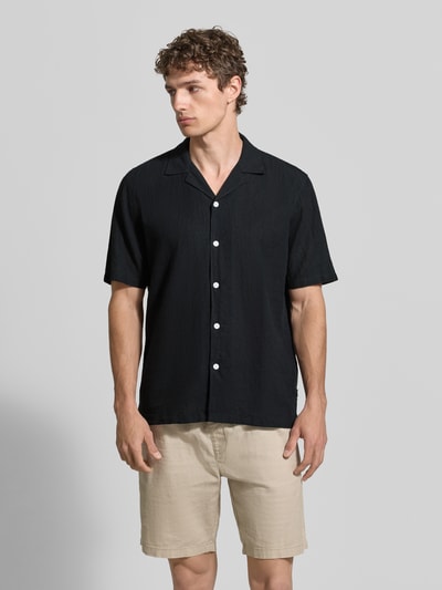 Männermodel trägt Relaxed Fit Freizeithemd aus Leinen-Baumwoll-Mix von Lindbergh in Schwarz mit Reverskragen und Knopfleiste, Ganzkörperansicht von vorne. Rückenlänge 76 cm, Schulterbreite 47 cm, Ärmellänge 25 cm bei Größe M.