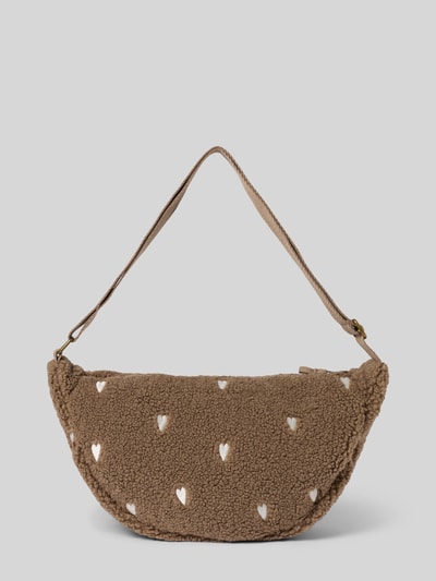 Produktfoto, Shoulder Bag aus Teddyfell von Studio Noos in Braun mit weißem Allover-Motiv-Stitching, Logo-Patch und Reißverschluss, strukturierte, weiche Oberfläche, verstellbarer Schulterriemen, Maße 40x20x12 cm, Länge Schulterriemen 62 cm.