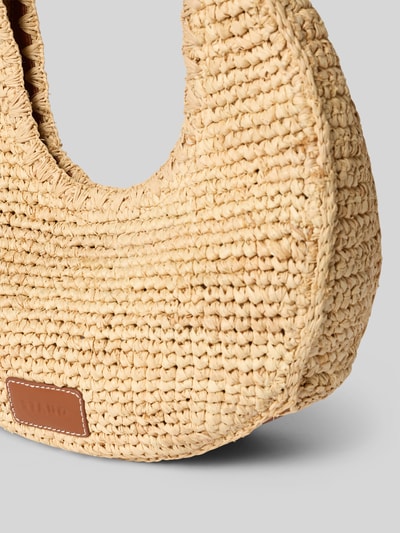 Produktfoto, jasnobeżowa torebka z rafii i łyka, detal z logo, uchwyt, model 'MOON RAFFIA TOTE BAG' od Staud, główna przegroda z zapięciem na magnes, szerokość w rozmiarze 1: 31 cm, długość w rozmiarze 1: 30 cm, głębokość w rozmiarze 1: 11 cm, długość paska na ramię: 15 cm.
