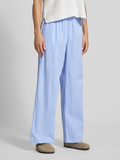 Kobiece modelka nosi Loose Fit Weite Hose aus reiner Baumwolle Modell 'AUGUSTA' od Only, niebiesko-białe paski, bawełna, luźny krój, wygodny ściągacz w pasie, kieszenie, tekstura miękka, widok całej sylwetki z przodu.