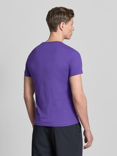 Männermodel trägt Regular Fit T-Shirt aus reiner Baumwolle von Polo Ralph Lauren in Uni-Lila mit Kurzarm, Ganzkörperansicht Rückansicht.