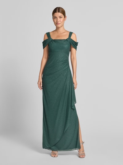Frauenmodel trägt Empire Abendkleid aus Chiffon von Vera Mont in Dunkelgrün mit feiner Struktur und leichten Raffungen, Ganzkörperansicht von vorne.