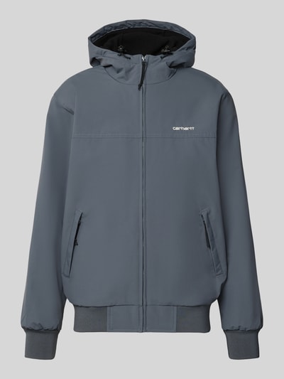 Produktfoto, Segeljacke mit Logo-Stitching und Kapuze von Carhartt Work In Progress in Grau mit Reißverschlusstaschen und gerippten Abschlüssen