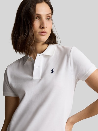 Frauenmodel trägt Regular Fit Minikleid mit Logo-Stitching Modell 'Polo' von Polo Ralph Lauren in Weiß, reine Baumwolle, Nahaufnahme Oberkörper.