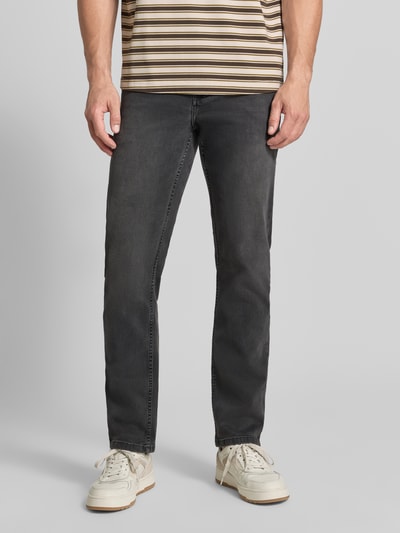 Männermodel trägt Comfort Fit Jeans mit Eingrifftaschen von Christian Berg Men in Schwarz, aus Baumwoll-Mix mit Stretch, Nahaufnahme Oberkörper.