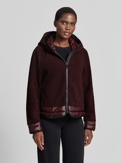 Frauenmodel trägt Regular Fit Jacke mit Kapuze von Fuchs Schmitt, Futerko, krój regular fit, kaptur, zamek błyskawiczny dwustronny, Długość tyłu w rozmiarze 36: 57 cm, Szerokość ramion w rozmiarze 36: 41 cm, Szerokość klatki piersiowej w rozmiarze 36: 48 cm, Długość rękawów w rozmiarze 36: 62 cm, bordowe odcienie, proste formy, tekstura futerka, widoczne detale na rękawach i dole, Ganzkörperansicht von vorne