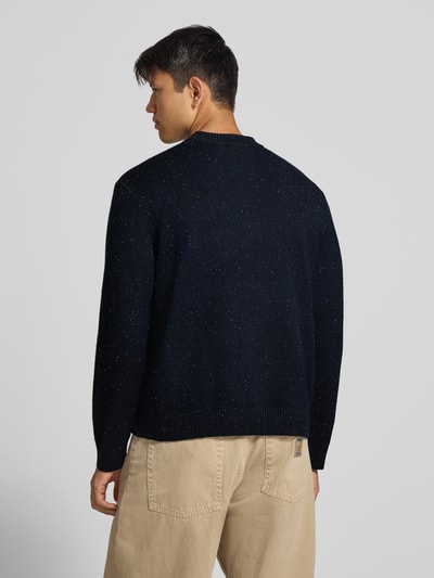 Männermodel trägt Regular Fit Strickpullover mit Rundhalsausschnitt von JACK & JONES, dunkle Farbe, Baumwoll-Mix, Rückenansicht, ganzkörper.