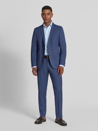 Männermodel trägt Modern Fit Businesshemd aus Baumwoll-Mix van OLYMP in effen look met Kentkraag en lange mouw, Ganzkörperansicht von vorne.