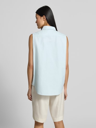 Vrouwenmodel draagt Relaxed Fit Hemdbluse aus reiner Baumwolle van Polo Ralph Lauren in effen look, oxford-materiaal, gestikt logo, mouwloos design, overhemdkraag, v-hals, knoopsluiting, puur katoen, merkapplicatie. Ganzkörperansicht Rückansicht.