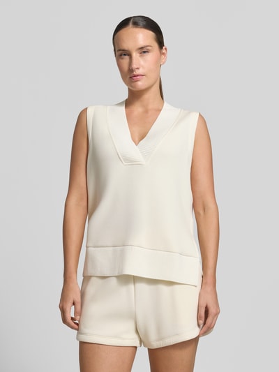Vrouwenmodel draagt top uit mix van viscose en elastaan in tricotlook Model 'Freida' van VARLEY, los model, V-hals, ribboorden, crème, voorkant geheel lichaam, ruglengte bij maat S 40 cm