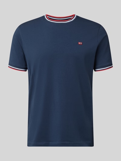 Produktfoto, T-Shirt mit Kontraststreifen und Rundhalsausschnitt von Christian Berg Men aus Baumwoll-Elasthan-Mix in Dunkelblau, Regular Fit, rote und weiße Details am Kragen und Ärmeln, Rückenlänge bei Größe M 71 cm
