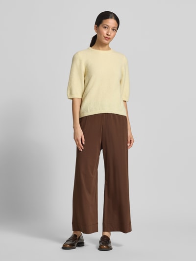 Frauenmodel trägt Regular Fit Anzughose mit elastischem Bund Modell 'MODICO' von Weekend Max Mara in Braun, seitliche Taschen, High Waist, Ganzkörperansicht von vorne.