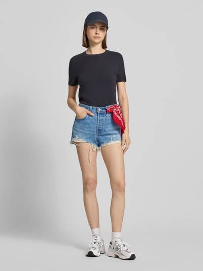 Kobiece model nosi szorty jeansowe z 5 kieszeniami od Levi's®, tkanina stylizowana na denim, krój slim fit, zapięcie z ukrytymi guzikami, bawełna, widok całofigurowy z przodu.