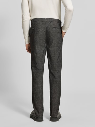 Mannenmodel draagt Regular Fit broek uit katoenmix van Hiltl, Heren wijdte broek, donkergrijs met ruitmotief, Ganzkörperansicht Rückansicht.