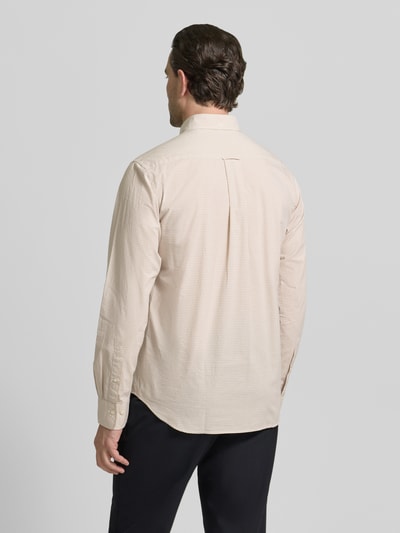 Mężczyzna nosi Slim Fit Freizeithemd mit Logo-Stitching od Gant, jasnobeżowy, długi rękaw, czysta bawełna, widok całej sylwetki z tyłu.