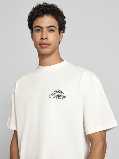 Männermodel trägt T-Shirt mit Label-Stitchings und Rundhalsausschnitt von PROHIBITED in Weiß, Reine Baumwolle, Regular-Fit, Nahaufnahme Oberkörper. Herren T-Shirt, Rückenlänge bei Größe M: 65 cm.