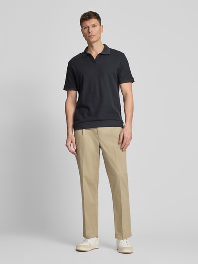 Męski model trägt Comfort Fit Poloshirt mit V-Ausschnitt von Lindbergh, bawełna, fakturowany wzór, detal z logo, długość tyłu w rozmiarze M: 68 cm, Ganzkörperansicht von vorne.