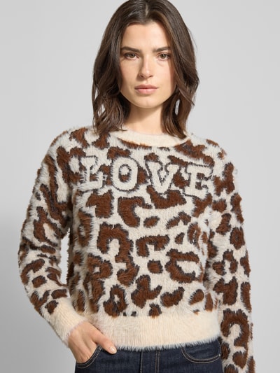 Vero Moda Sweter z dzianiny o kroju regular fit ze wzorem na całej powierzchni model ‘JUNGLE’ Écru 3