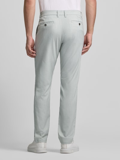 Männermodel trägt Stoffhose mit französischen Eingrifftaschen von Christian Berg Men in Hellgrau, Material-Mix, gerader Schnitt, Ganzkörperansicht Rückansicht.