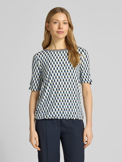 Frauenmodel trägt Regular Fit T-Shirt aus Viskose-Mix von Betty Barclay mit geometrischem Allover-Print, elastischer Viskose-Mix, Rundhalsausschnitt, Rückenlänge bei Größe 36 62 cm, Ganzkörperansicht von vorne.