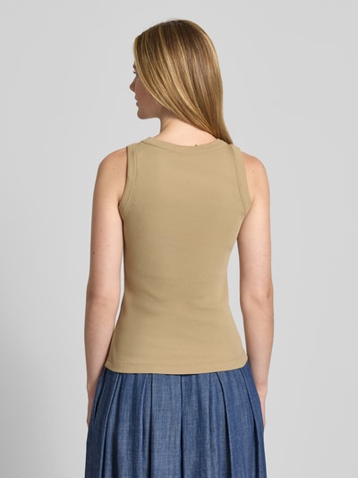 Frauenmodel trägt Tanktop in Ripp-Optik Modell 'OLINA' von Drykorn aus reiner Baumwolle, Slim-Fit, beige, Rundhalsausschnitt, Rückenlänge 58 cm, Ganzkörperansicht Rückansicht.
