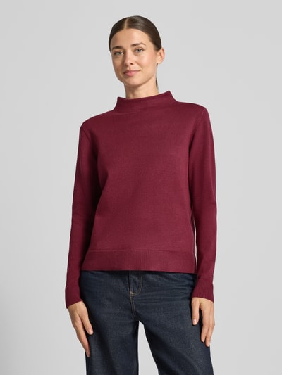 Frauenmodel trägt Regular Fit Pullover aus Viskose-Mix Modell 'NOS AUGUST' von Betty Barclay in Bordeaux, glatte Textur, Ganzkörperansicht von vorne. Damen Pullover von Betty Barclay.