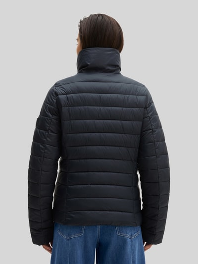 Vrouwenmodel draagt Regular Fit gewatteerd jack met opstaande kraag van Marc O'Polo, Dames, kleur zwart, Ganzkörperaanzicht achteraan.