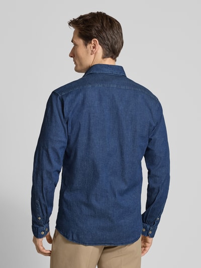 Männermodel trägt Relaxed Fit Freizeithemd aus Baumwoll-Mix von Lindbergh in Dunkelblau, Kentkragen, Knopfleiste, Rückenansicht, Ganzkörperansicht Rückansicht.