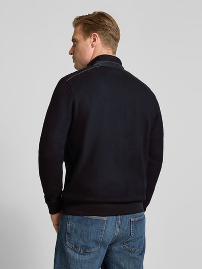 Männermodel trägt Sweatjacke mit Label-Details von bugatti in Dunkelblau, Baumwollmischung, gerader Schnitt, Ganzkörperansicht Rückansicht.