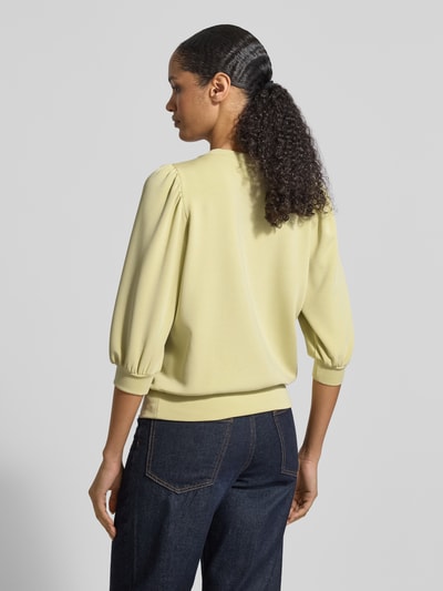 Modelka kobieca nosi Regular Fit Sweatshirt aus Modal-Mix Modell 'TENNY' od Selected Femme, jednolity kolor, rękawy 3/4, balonowe, scuba, widok całej sylwetki z tyłu.