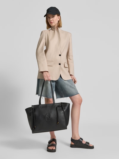 Frauenmodel trägt Tote Bag mit Logo-Detail Modell 'Lapis' von Liu Jo White in schwarzer Leder-Optik mit schmalen Schulterriemen, Hauptfach mit Reißverschluss und Reißverschlussfach, Ganzkörperansicht von vorne.