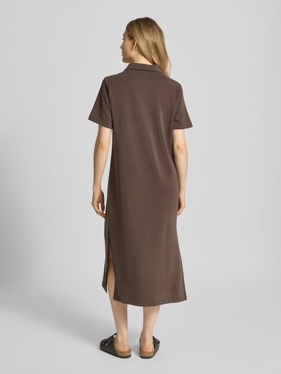 Modelka nosi Polokleid mit Knopfleiste Modell 'Helle' von My Essential Wardrobe, sukienka midi z mieszanki materiałów z dodatkiem wiskozy, prosty krój, listwa guzikowa; długość tyłu w rozmiarze S 126 cm, szerokość w rozmiarze S 54 cm, długość rękawów w rozmiarze S 23 cm, brązowy kolor, tekstura gładka, widok całej sylwetki z tyłu.