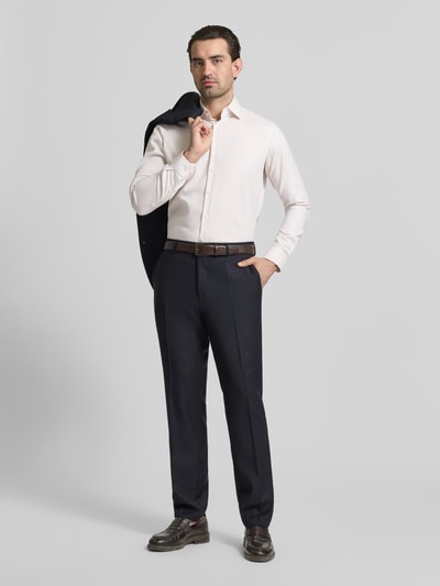 Männermodel trägt Regular Fit Business Hemd aus Baumwolle mit Kentkragen von Christian Berg Men, weiß, glatte Textur, Ganzkörperansicht von vorne.