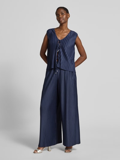 Frauenmodel trägt Wide Fit Hose mit elastischem Bund Modell 'Mala' von GUIDO MARIA KRETSCHMER WOMAN, Strukturmuster, Kordelzug, Dunkelblau mit feinen Streifen, Ganzkörperansicht von vorne.