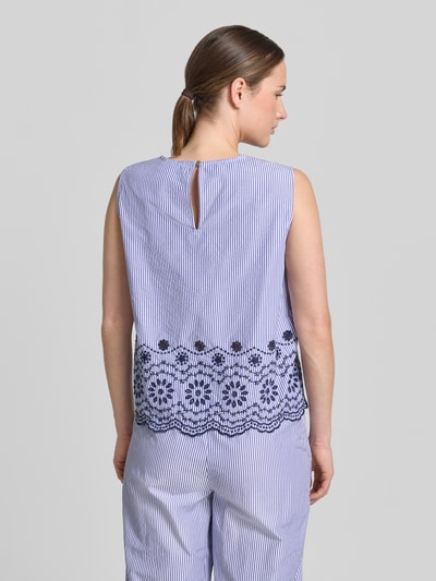 Frauenmodel trägt Relaxed Fit Bluse mit floralem Lochstitching Modell 'Inzi' von B.Young aus Baumwoll-Mix, Ärmelloses-Design, Streifenmuster, Ganzkörperansicht Rückansicht. Rückenlänge bei Größe 36: 54 cm, Rundhalsausschnitt.