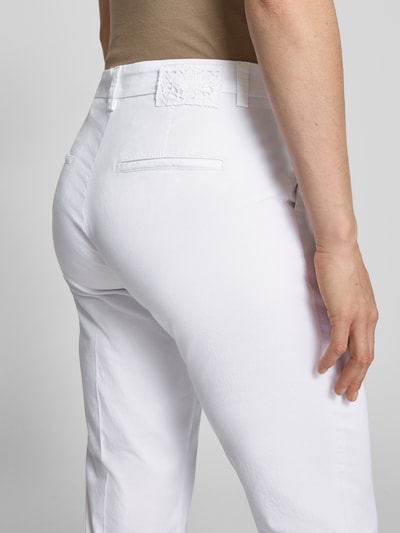 Cambio Spodnie materiałowe o kroju skinny fit w kant model ‘STELLA’ Złamany biały 3