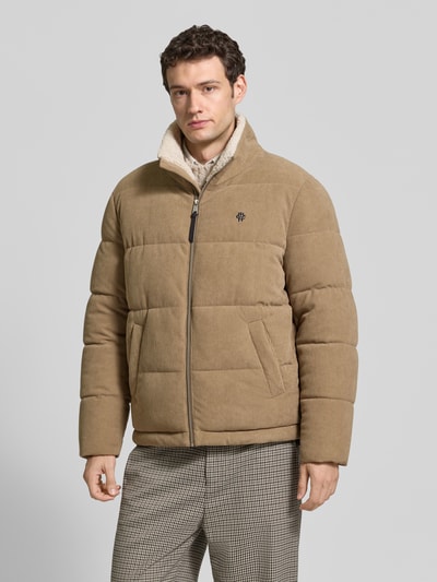 Männermodel trägt Jacke aus Cord mit Label-Stitching von MCNEAL in Beige mit Steppnähten, Reißverschluss, Eingrifftaschen, Ganzkörperansicht von vorne. Baumwoll-Mix, Regular Fit, Rückenlänge 74 cm, Schulterbreite 48 cm, Brustweite 43 cm, Ärmellänge 68 cm.