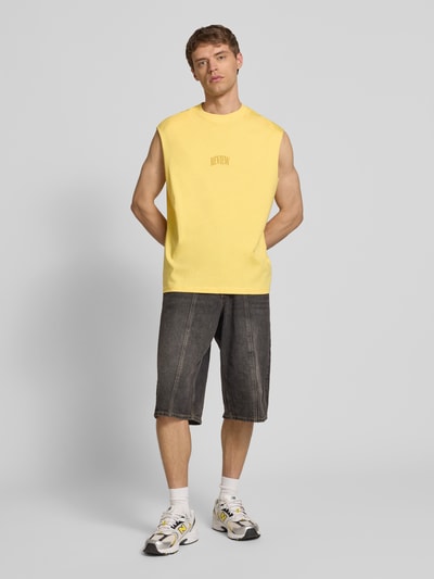 REVIEW Top z nadrukiem z logo Pastelowy żółty 1