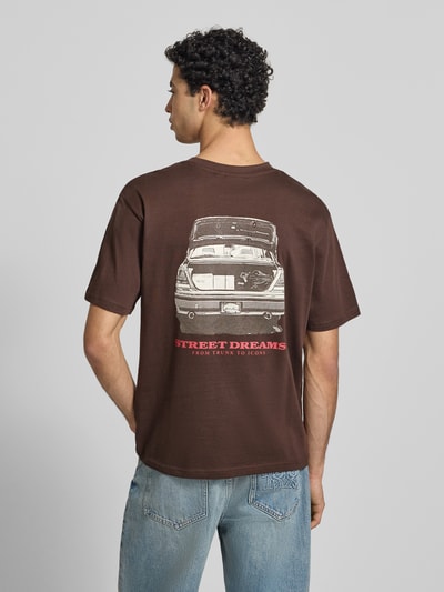 Męski t-shirt Regular Fit T-Shirt mit Logo-Stitching von KARL KANI, bawełna, krój regular fit, wyhaftowane logo, okrągły dekolt, długość tyłu w rozmiarze M: 64 cm, brązowy, nadruk z autem, widoczne szwy, gładka tekstura, Ganzkörperansicht Rückansicht.