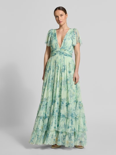 Frauenmodel trägt Regular Fit Abendkleid mit Rüschenbesatz von LACE & BEADS, floraler Allover-Print in Hellgrün und Blau, Mesh, V-Ausschnitt, Taillierte Passform, Kurzärmelig, fließende Textur, Ganzkörperansicht von vorne.