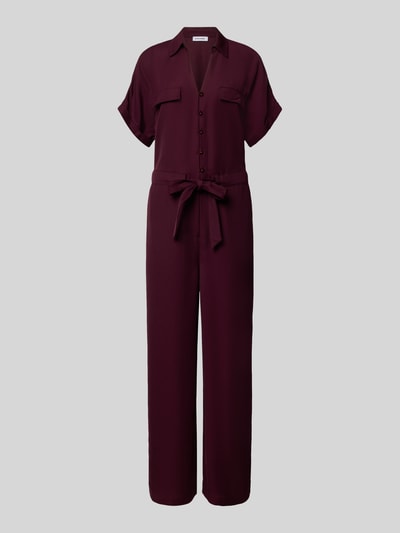 Produktfoto, Jumpsuit aus Viskose-Lyocell-Mix von MORE in dunklem Bordeaux, gerade Silhouette, sichtbare Knopfleiste, strukturierte Oberfläche
