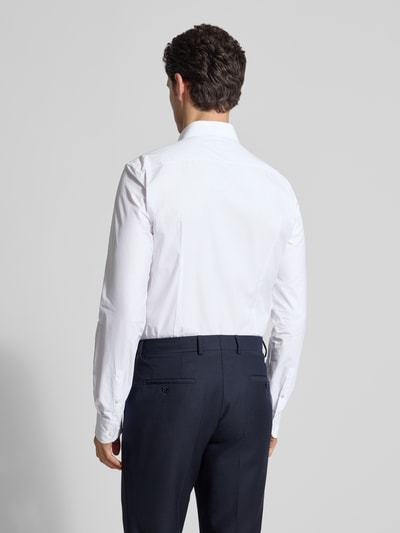 Männermodel trägt Slim Fit Freizeithemd aus reiner Baumwolle von BOSS, Optik: Unifarben, Materialverarbeitung: Popeline, Ganzkörperansicht Rückansicht.