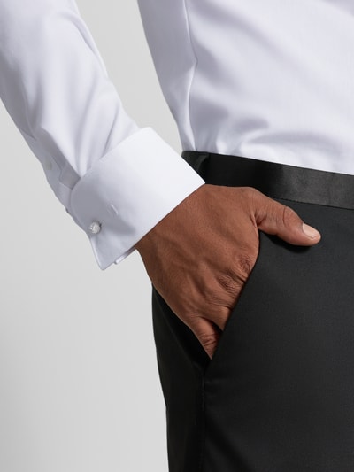 Männermodel trägt Modern Fit Business-Hemd mit verdeckter Knopfleiste von OLYMP in Weiß, Kentkragen, reine Baumwolle, Nahaufnahme Oberkörper