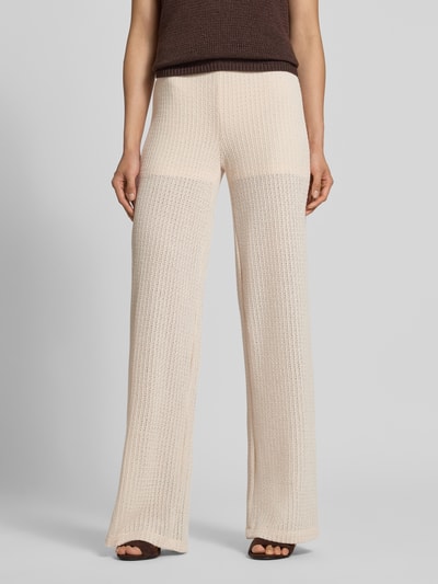 Frauenmodel trägt Weite Hose mit Baumwoll-Anteil Modell 'SC-GINGER 2' von Soyaconcept in Beige mit grob gestrickter Textur, Ganzkörperansicht von vorne, Damen Weite Hose von Soyaconcept.