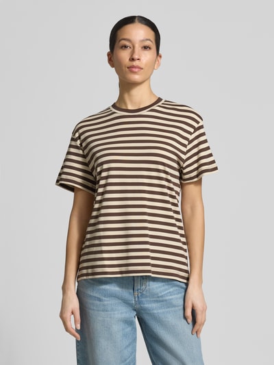 Frauenmodel trägt T-Shirt mit Rundhalsausschnitt von Stefanel, gestreift in Braun und Beige, reine Baumwolle, gerader Schnitt, Ganzkörperansicht von vorne.