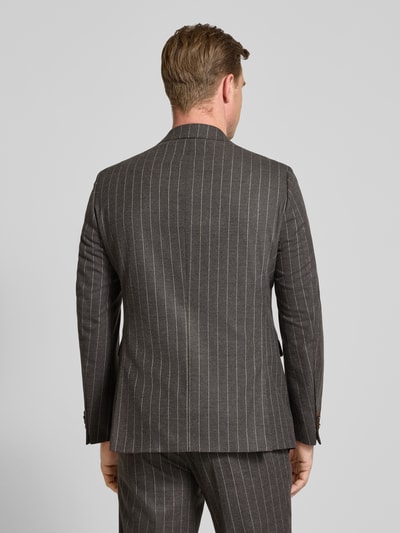 Männermodel trägt donkergrijs Slim Fit Heren Slim Fit Sakko met wol Model 'Colvin' van CG – CLUB of GENTS met krijtstreep, elastische materiaalmix, Reverskraag en 2-knoopsluiting, ruglengte 75 cm, schouderbreedte 44 cm, mouwlengte 65 cm, Ganzkörperansicht Rückansicht.