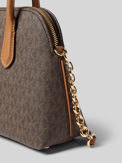 Produktfoto, Handtasche mit Allover-Logo-Print Modell 'Freddie' von MICHAEL Michael Kors, braune Struktur, goldene Ketten-Optik, Detailaufnahme, Hauptfach mit Reißverschluss und Logo-Applikation, Maße und Riemenlänge im Kontext.