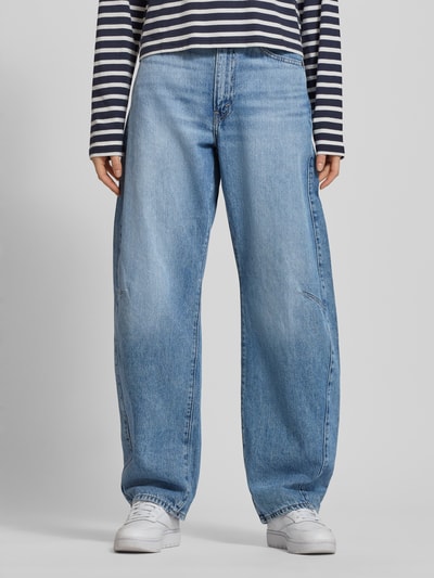 Kobiece modelka nosi Barrel Fit Jeans mit 5-Pocket-Design od Levi's®, jasnoniebieski denim, luźny krój, bawełna, widok całej sylwetki z przodu.