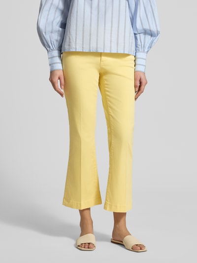 Vrouwenmodel draagt Bootcut Jeans im 5-Pocket-Design Modell 'Mary' van Brax in lichtgeel, mix van katoen en lyocell met stretch, bandwijdte maat 36 39 cm, binnenbeenlengte 67 cm, glad oppervlak, rechte lijnen, labeldetail, vooraanzicht bovenlichaam
