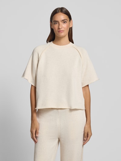 Frauenmodel trägt Regular Fit Sweatshirt aus Baumwoll-Mix Modell 'C_ELEA' von BOSS Orange in Beige mit weicher Struktur, Ganzkörperansicht von vorne.